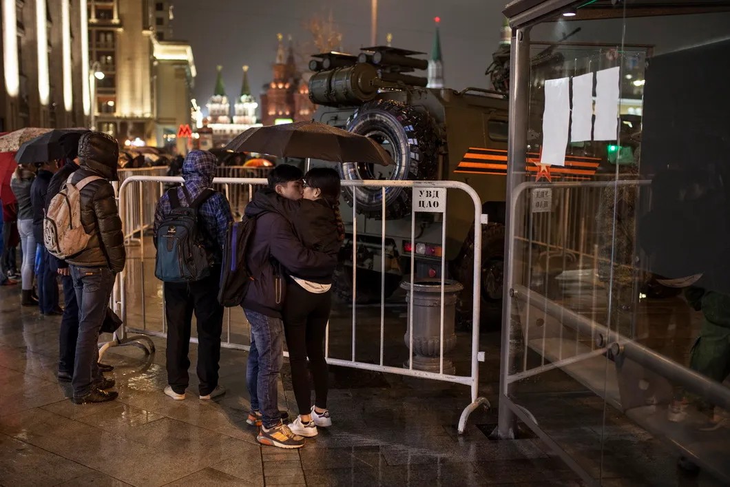 Иностранные туристы целуются на Тверской улице. Фото: Влад Докшин / «Новая газета»