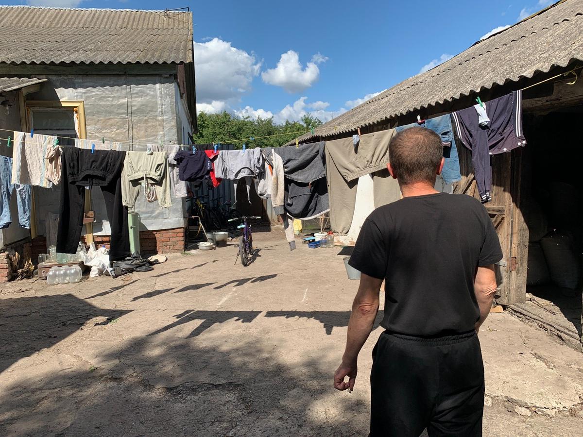 Володя у здания ПВР. Фото: Татьяна Васильчук / «Новая газета»