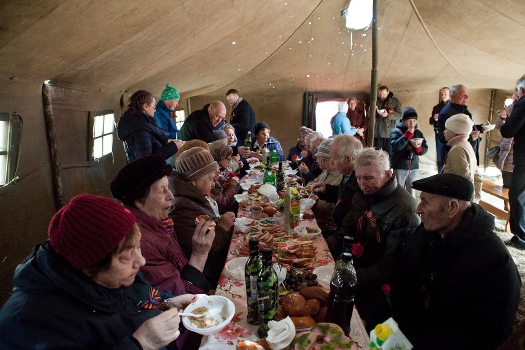 Праздничный обед для ветеранов и блокадников. Фото: Елена Лукьянова / «Новая газета»