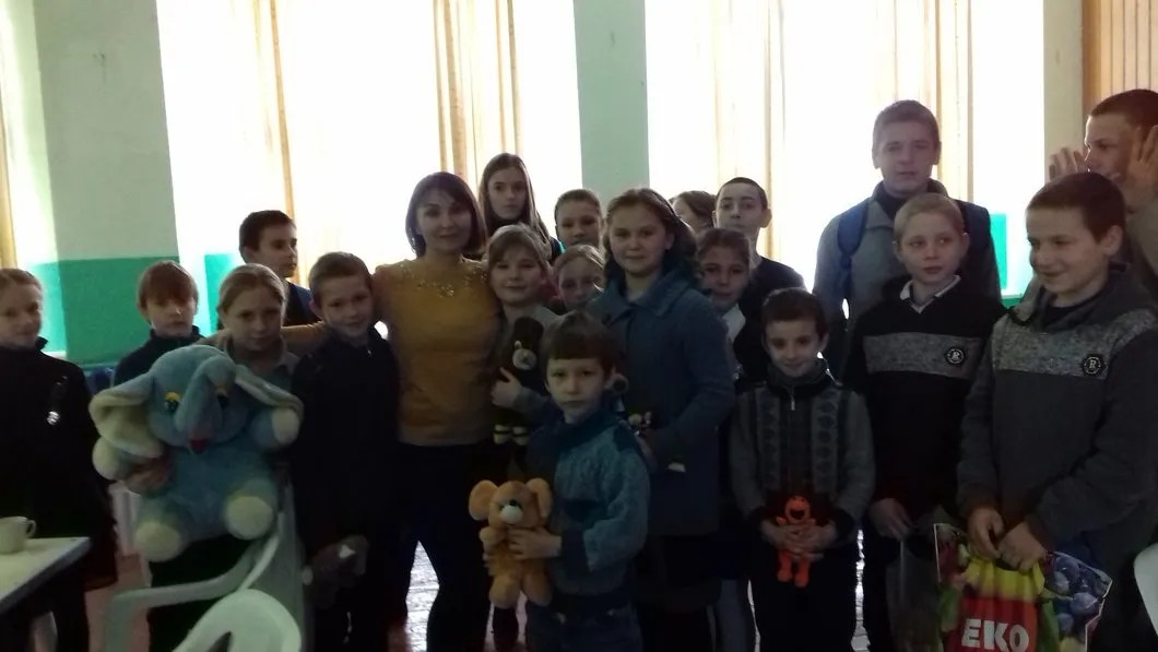 Людмила Гусейнова в окружении воспитанников накануне нового, 2019 года. Фото: facebook
