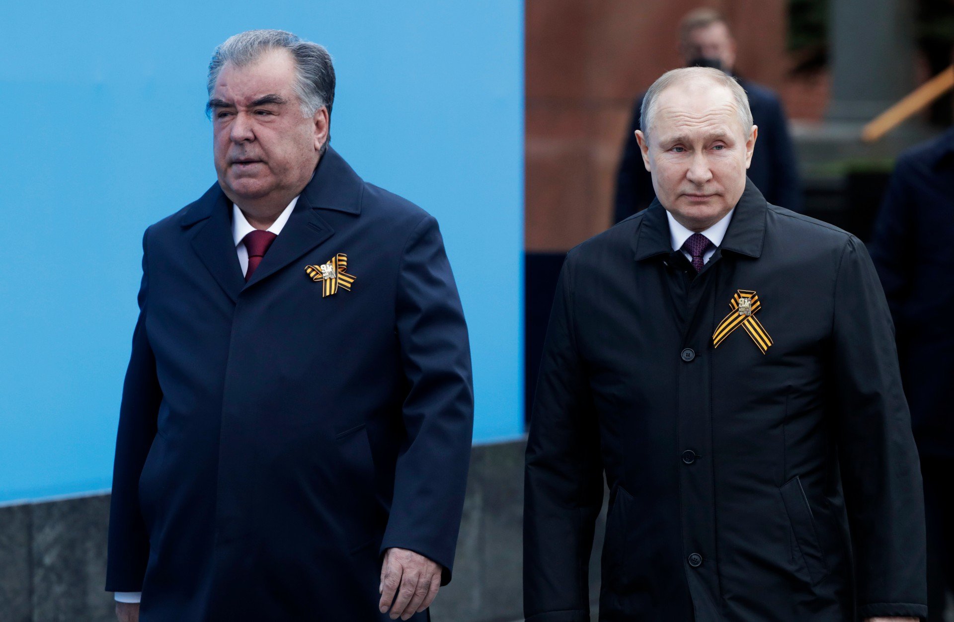 Владимир Путин и президент Таджикистана Эмомали Рахмон во время парада Победы на Красной площади. Фото: Михаил Метцель / ТАСС
