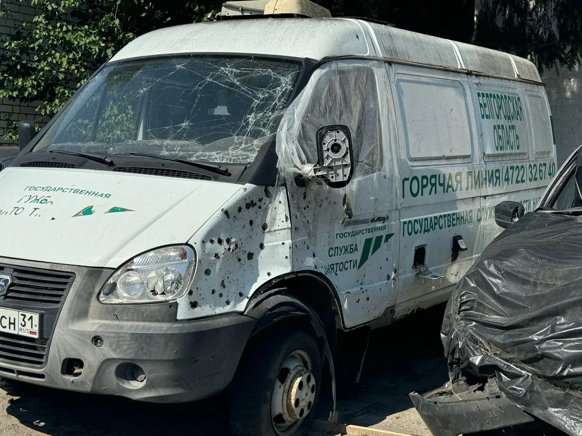 Одна из пострадавших машин в центре Грайворона. Пострадала ли она во время обстрела или атаки беспилотника — неизвестно. Фото: Валерия Кайдалова / Fonar.tv