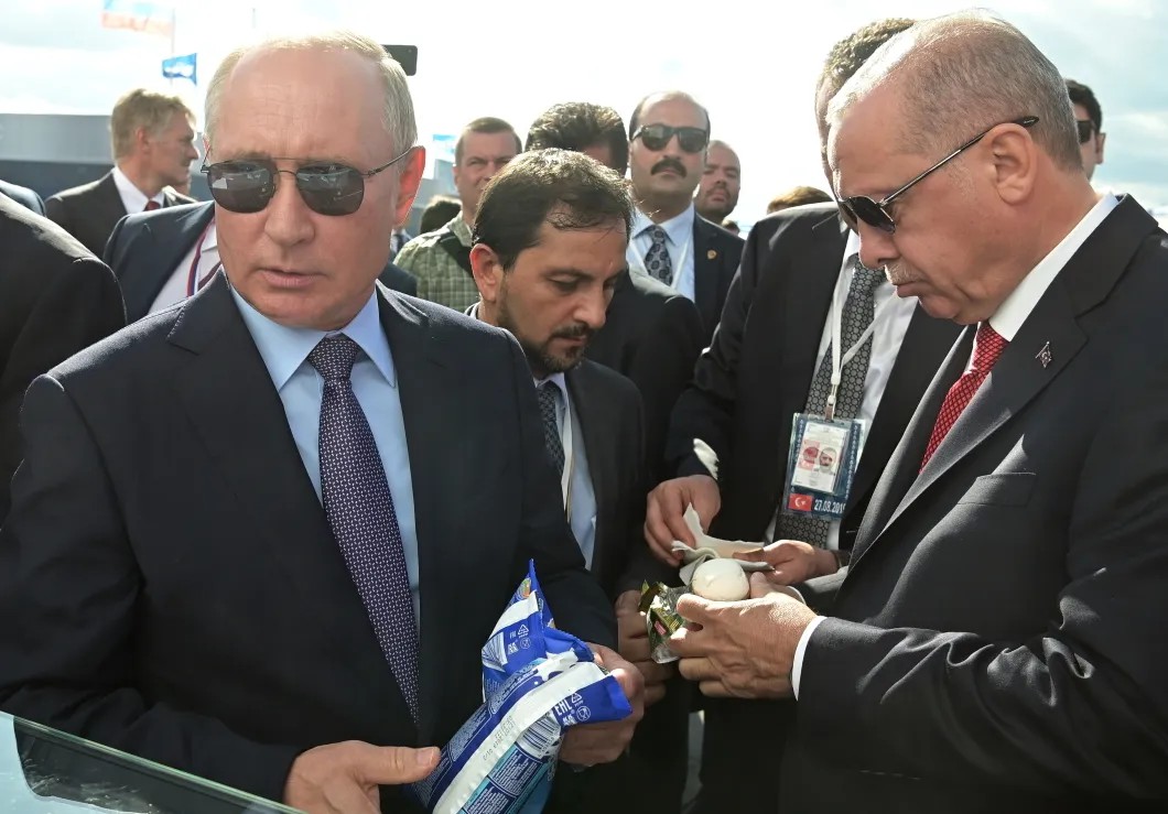 Владимир Путин угостил Эрдогана мороженым во время посещения авиасалона МАКС. Фото: РИА Новости