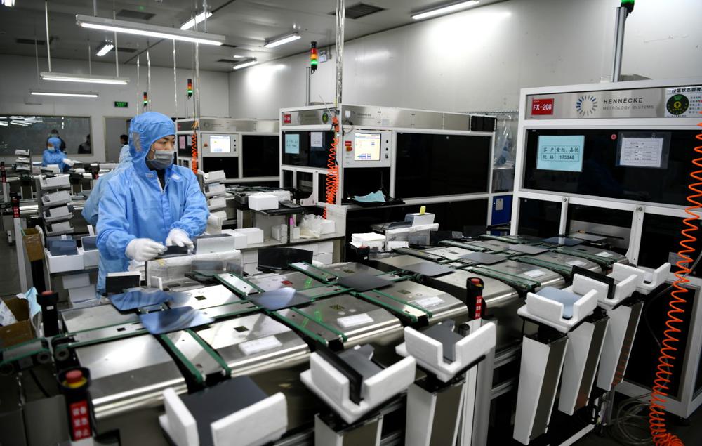 Китайская фабрика по замеру произведенных компонентов для полупроводников. Фото: Zhang Kaihu / VCG / Getty Images