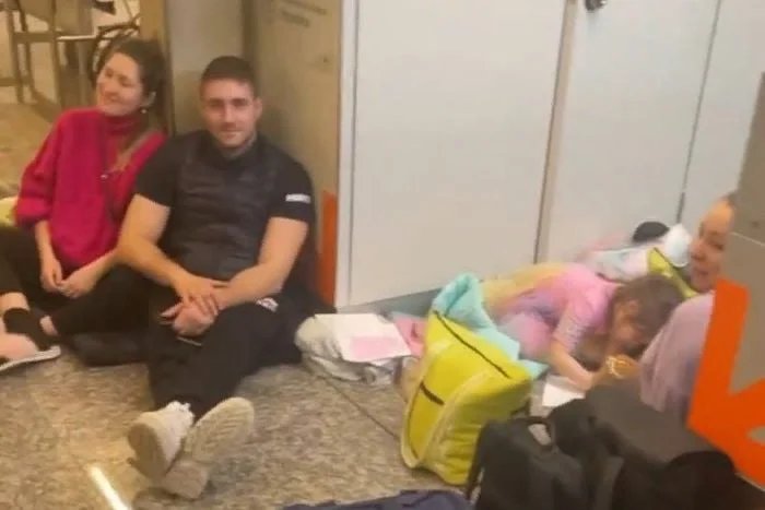 Беременные россиянки, в сопровождении мужей и детей, застрявшие в транзитной зоне аэропорта Буэнос-Айреса. Скриншот