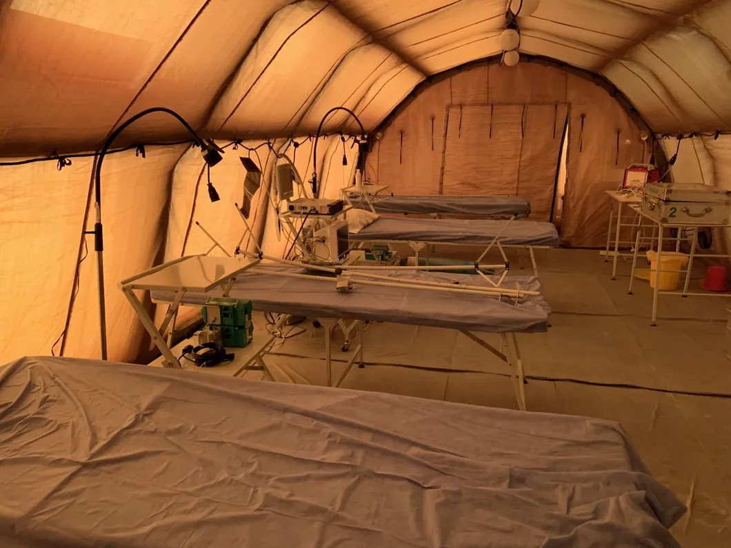 В палаточном госпитале МЧС возле очага COVID-19. Фото: Татьяна Брицкая / «Новая газета»