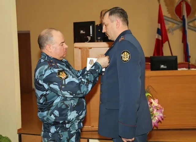 Юрию Касьяну (справа) вручают медаль «За усердие в службе» II степени. А вскоре возбудят уголовное дело... Фото: пресс-служба ФСИН.