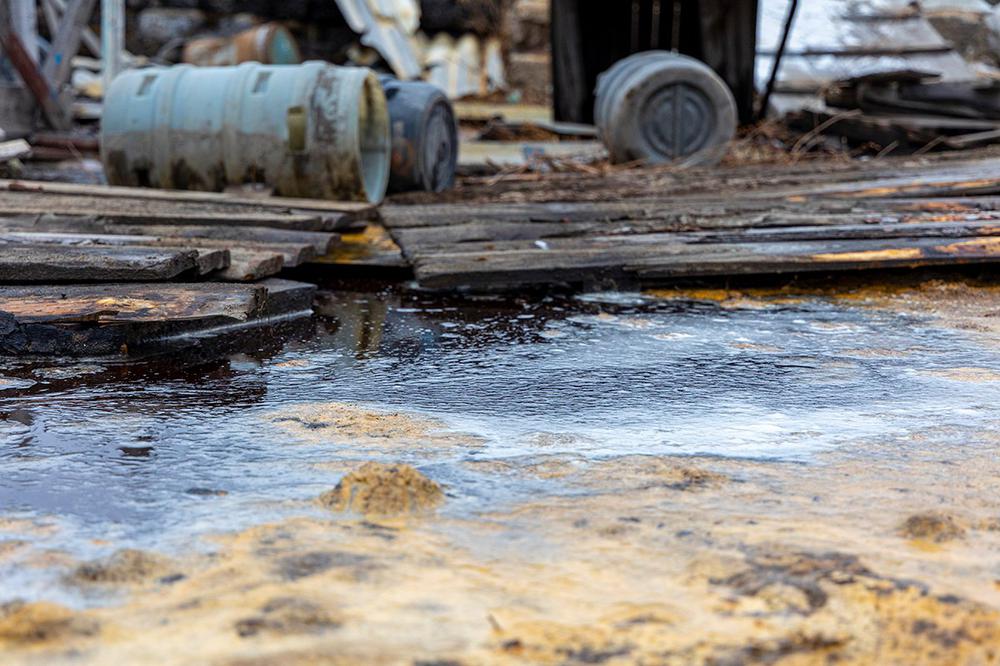Бочки с химическими отходами на территории «Усольехимпрома». Фото: Арден Аркман / «Новая газета»