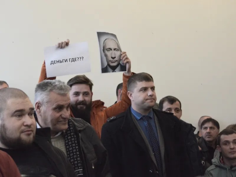 Участники флешмоба пришли на сессию горсовета. Фото: Иван Жилин / «Новая газета»