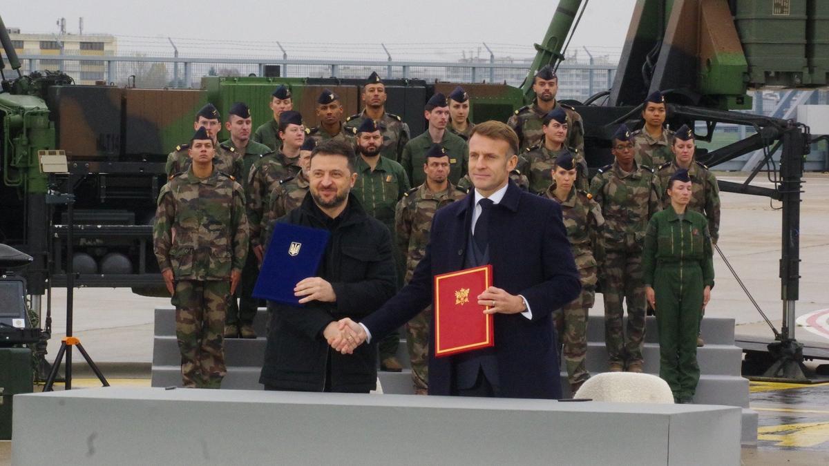 Зеленский и Макрон подписали декларацию о закупке 100 истребителей Rafale. До этого Париж поставил Киеву лишь три самолета Mirage