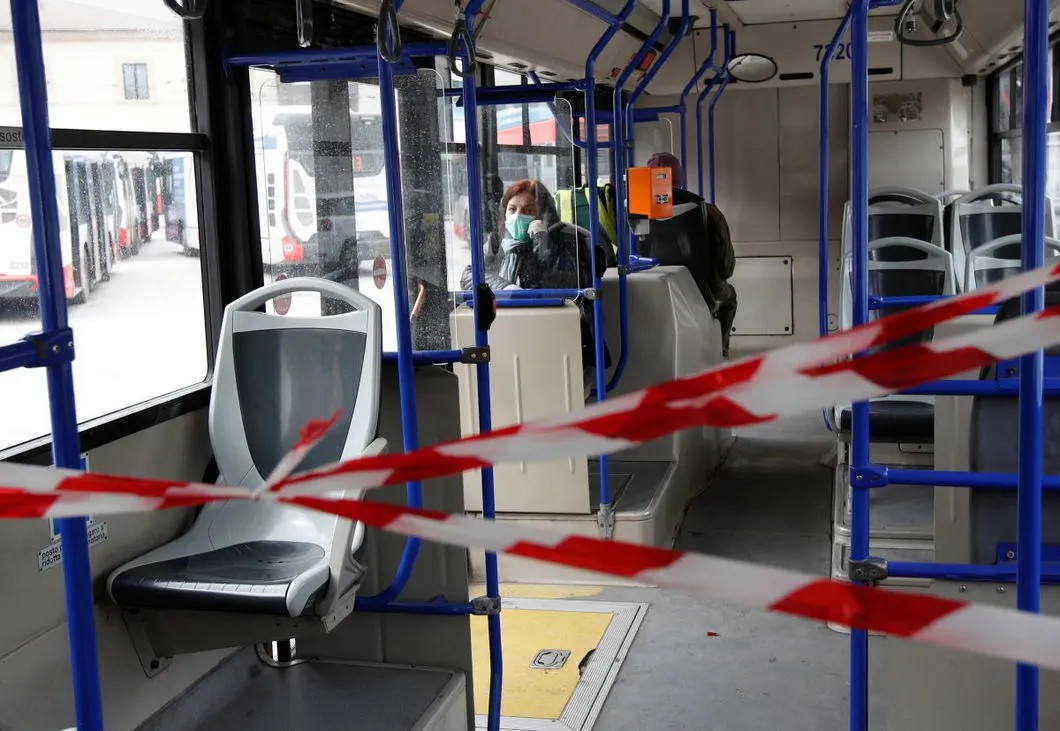 Частично закрытый салон автобуса в итальянском Бари во время пандемии коронавируса. Фото: Reuters