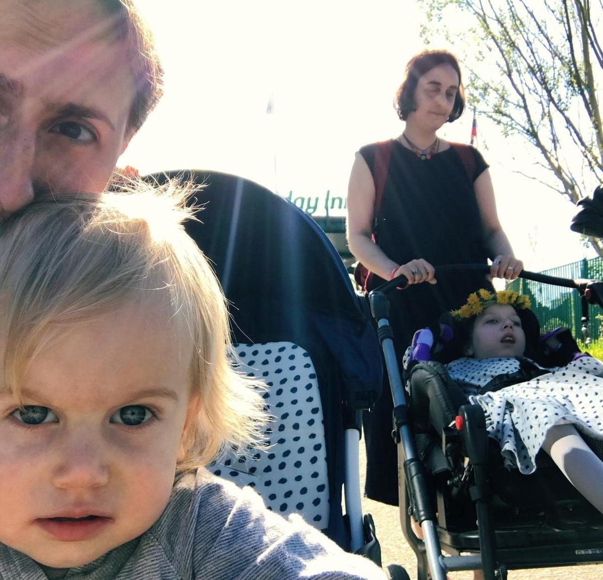 Лида Мониава с Анькой и папа с Сашкой. Фото: личный архив