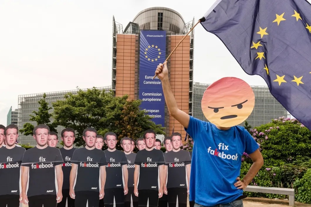 Акция протеста перед отчетом главы Facebook Марка Цукерберга в Европарламенте после скандала с массовой утечкой данных пользователей соцсети. Фото: Geert Vanden Wijngaert / AP / ТАСС