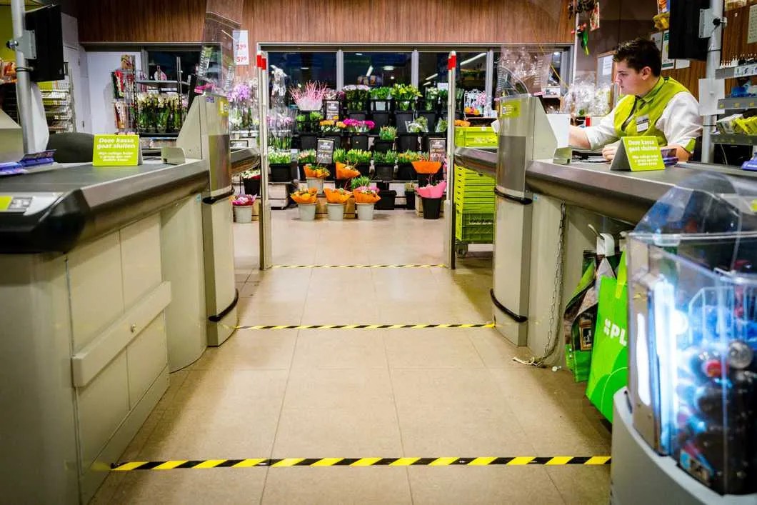 Разграничительные линии на полу в нидерландских супермаркетах напоминают жителям сохранять дистанцию в очереди. Фото: EPA