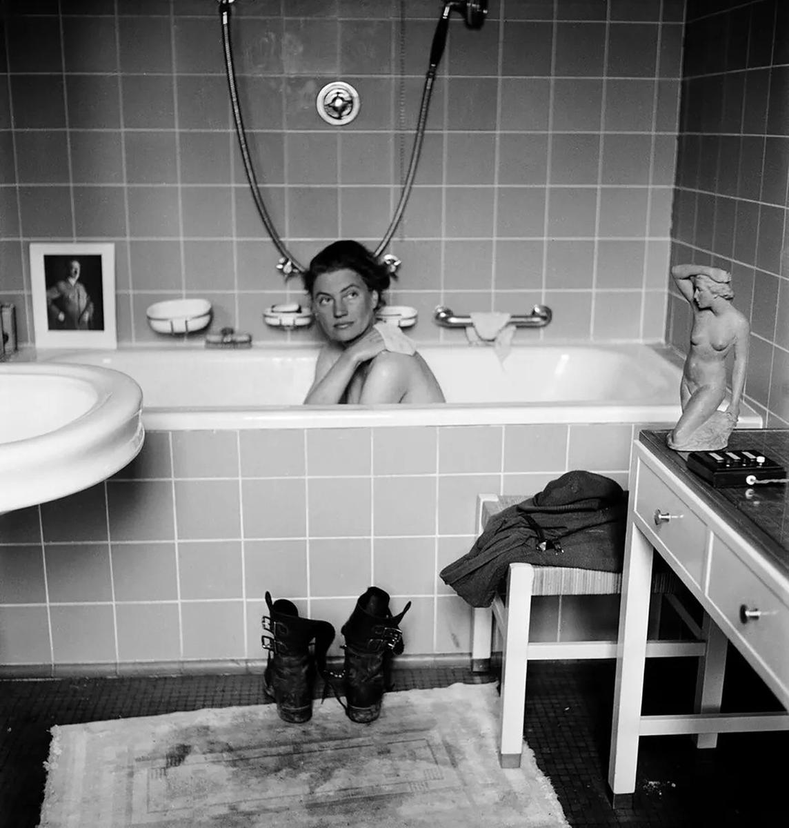 Молодой мужчина моется в ванной комнате Фото