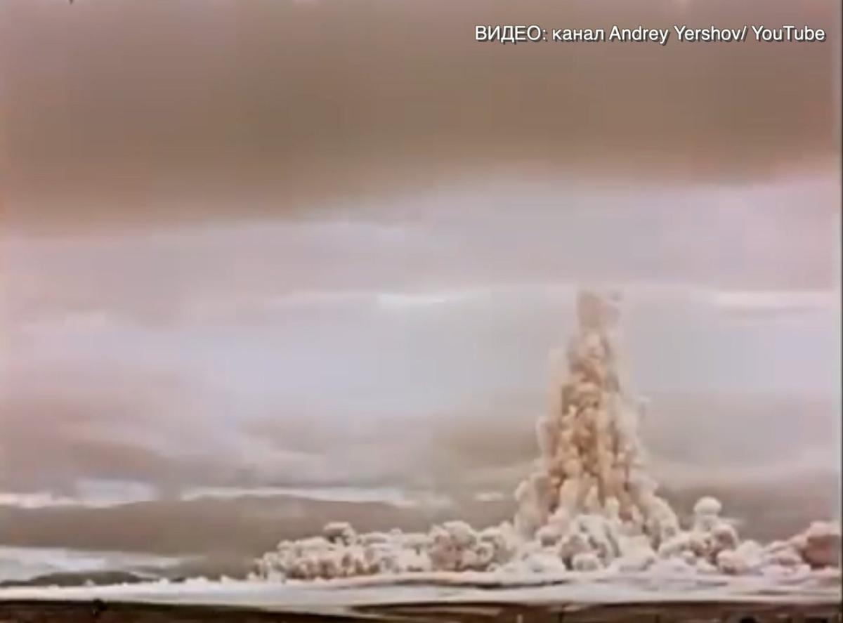 Взрыв водородной бомбы в 1961 году — одно из многочисленных испытаний на Новой Земле. Кадр из документального фильма «Облучение» (проект «Командировка»)