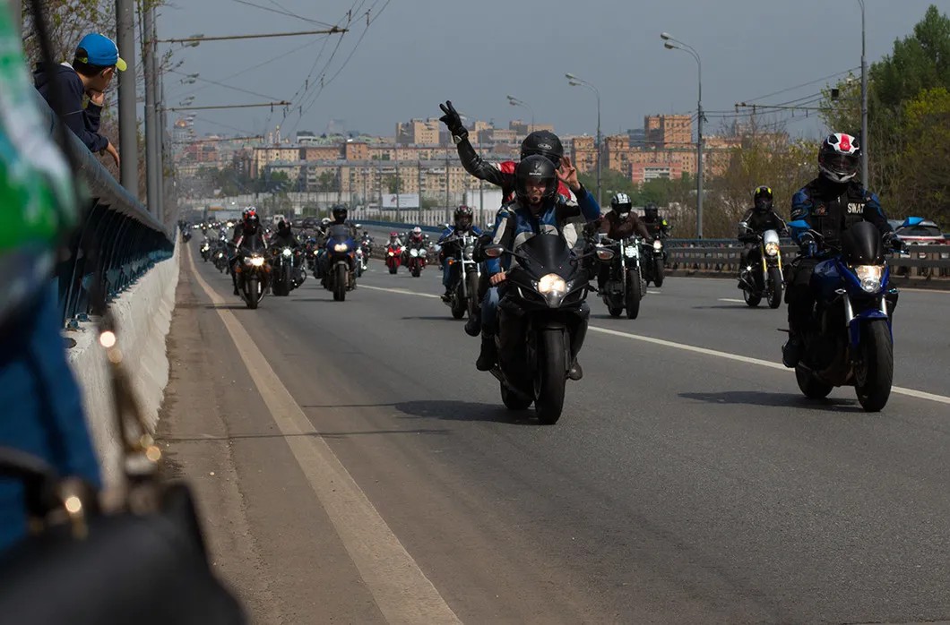 Мотоциклисты подъезжают к Воробьевым горам. Фото: Светлана Виданова / специально для «Новой»