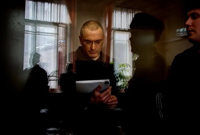 Михаил Ходорковский в «аквариуме» суда. Фото: Анна Артемьева / «Новая газета»