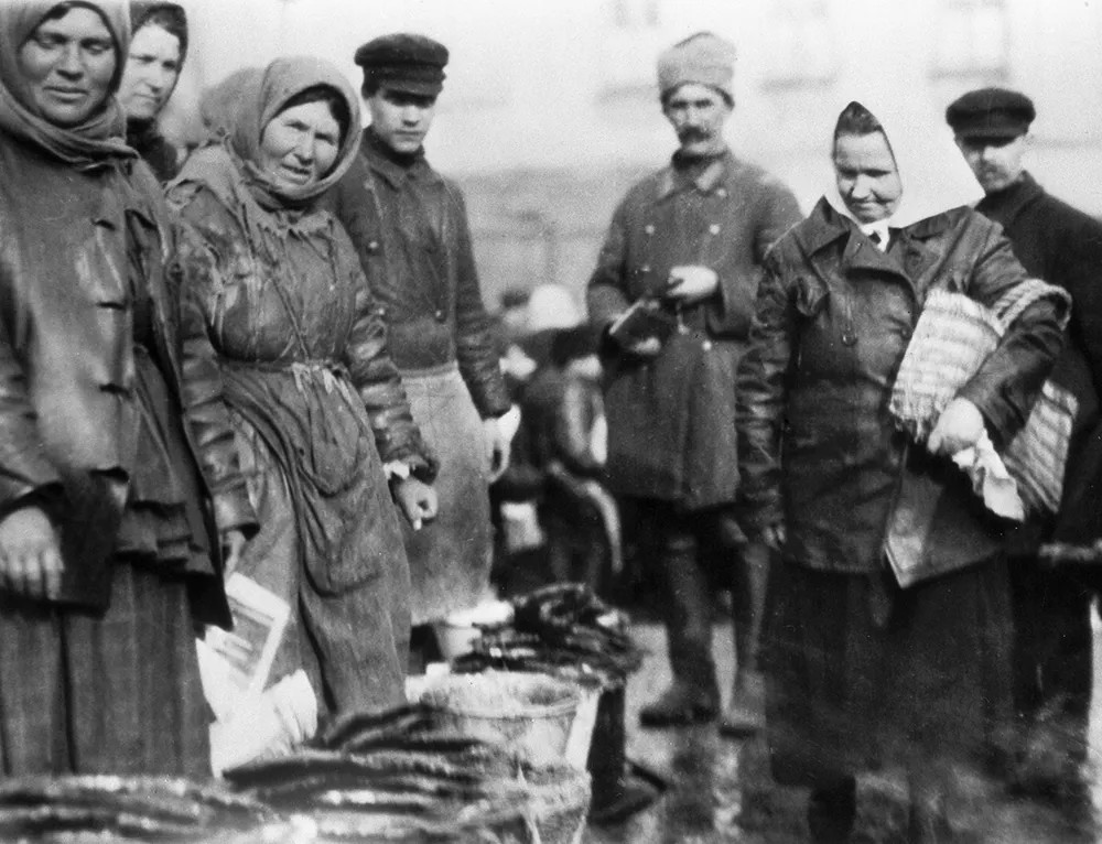 Торговки продают колбасу на Сухаревском рынке (1922). Фото: РИА Новости