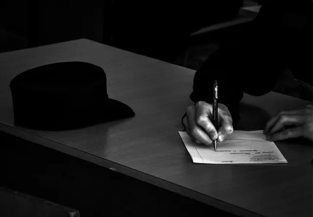 Заключенный пишет письмо из колонии. Фото: Юрий Смитюк / ТАСС