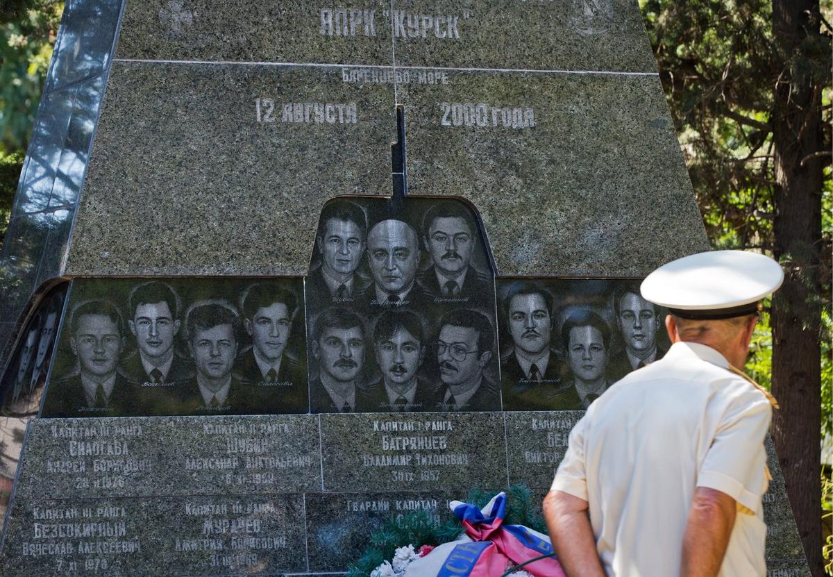 Севастополь. Кладбище Коммунаров. Памятника погибшим на атомной подводной лодке «Курск». Фото: Сергей Мальгавко / ТАСС