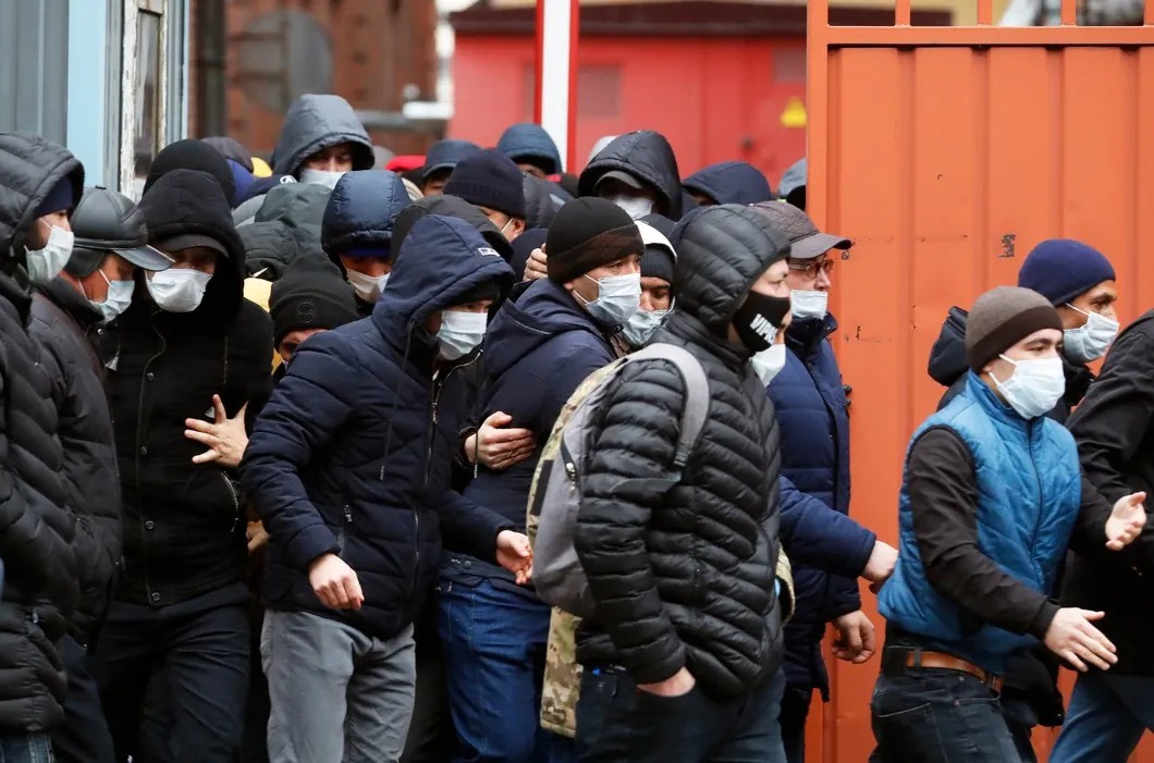 Мигранты направляются в УФМС. Санкт-Петербург. Фото: ЕРА