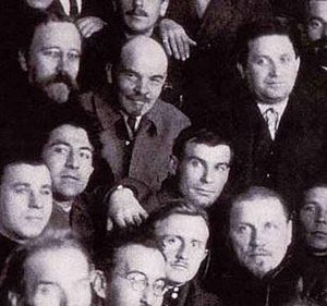 Зиновьев с Лениным и Каменевым среди членов ВЦИК, октябрь 1922 года. Фото: википедия