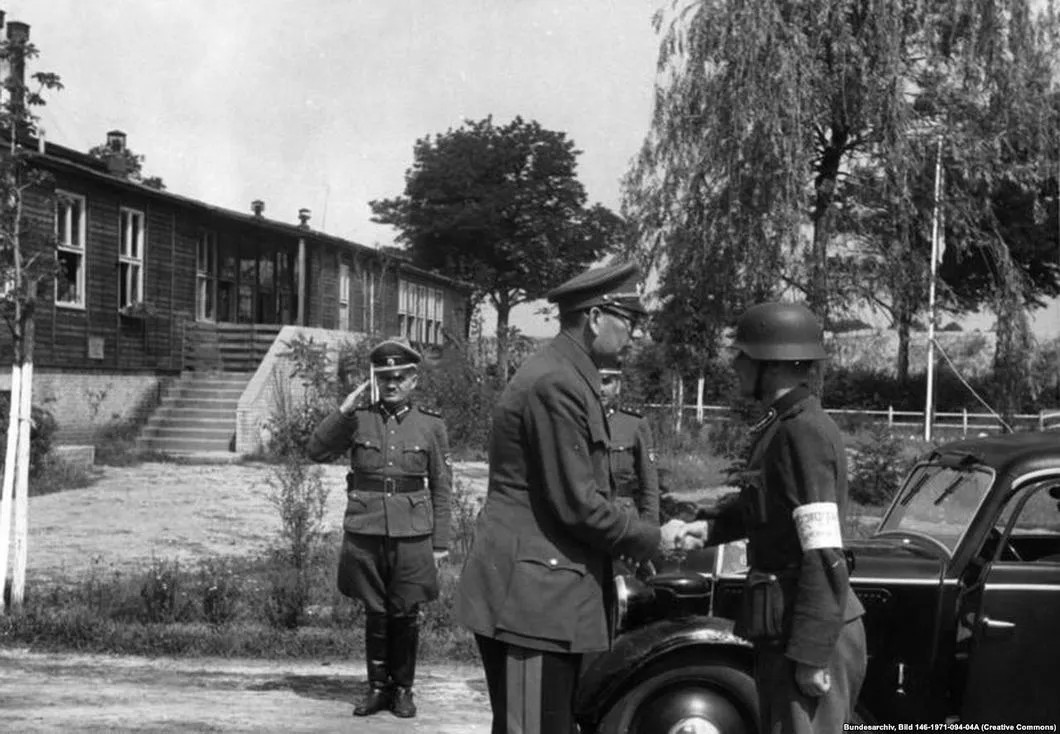 Генерал Власов принимает рапорт у дежурного. Bundesarchiv