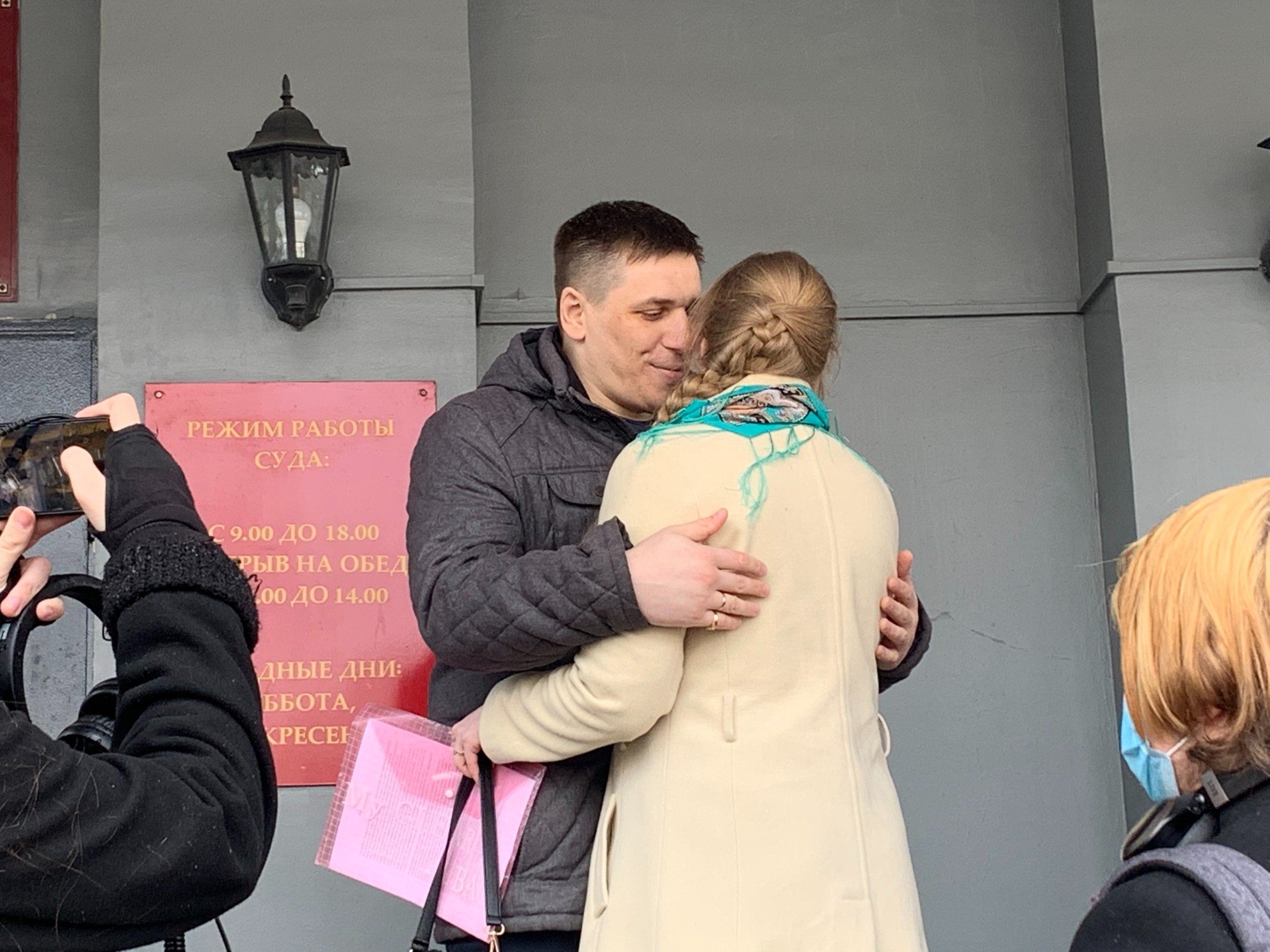 Андрей Боровиков с женой у здания суда. Фото: Татьяна Брицкая / «Новая газета»