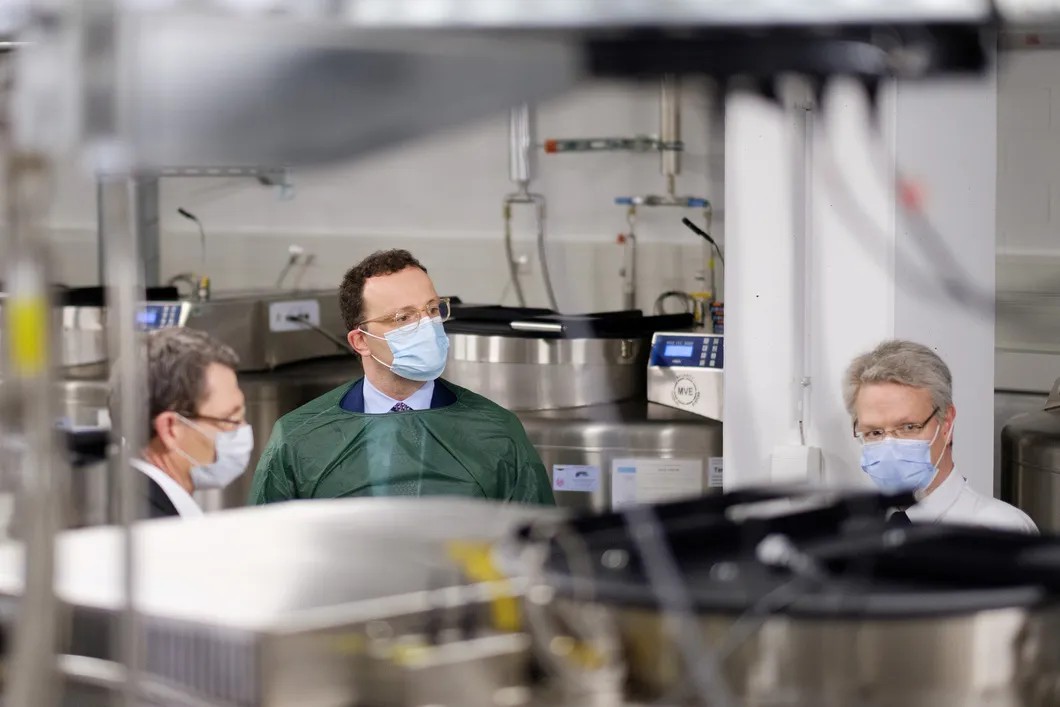Министр здравоохранения ФРГ Йенс Шпан в лаборатории, где проводятся исследования вакцины от COVID-19, Ганновер. Фото: Reuters