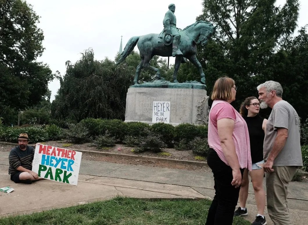 Шарлотсвилль, памятник генералу Ли. Сейчас активисты требуют переименовать городской парк в честь Хизер Хейер, погибшей 12 августа от рук неонациста. Фото: Reuters
