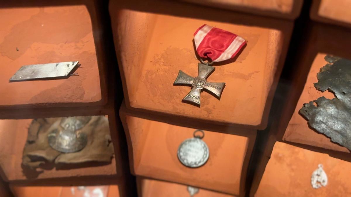 Вещи, найденные в могилах расстрелянных поляков. Катынский музей в Варшаве. Фото: Татьяна Брицкая / «Новая газета»