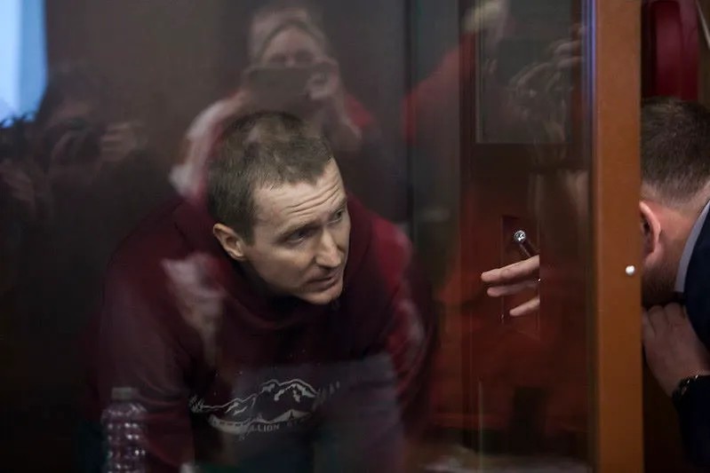 Егор Лесных в аквариуме суда. Фото: Влад Докшин / «Новая газета»