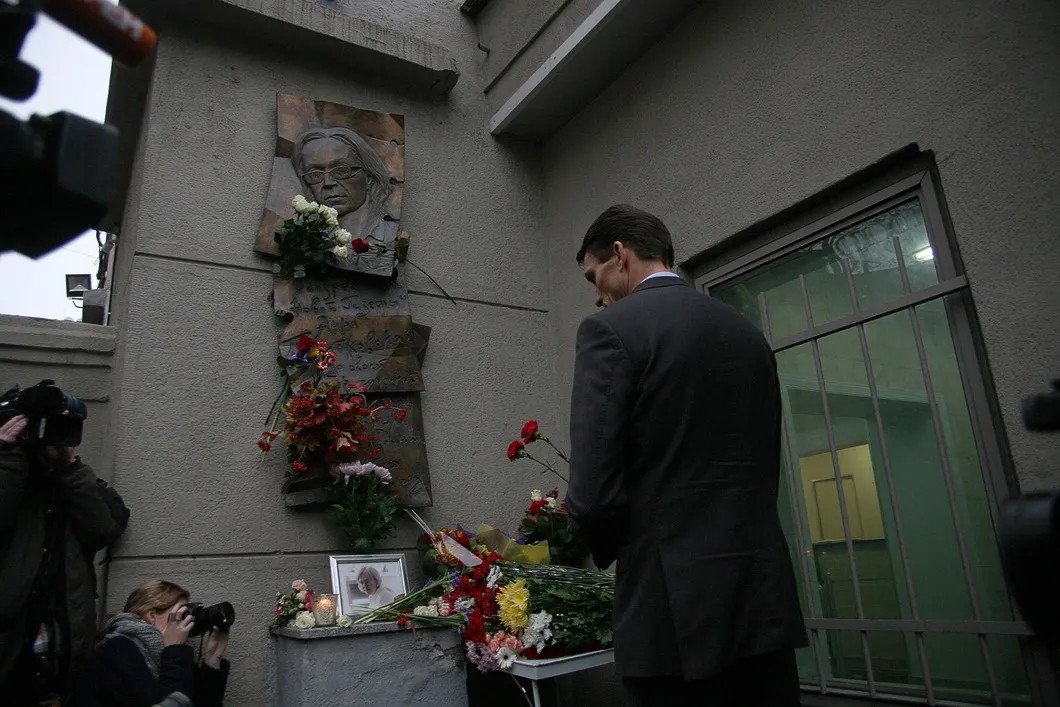 Читатели приносят цветы к мемориальной доске журналистки Анны Политковской, установленной у редакции. Фото: Влад Докшин / «Новая газета»