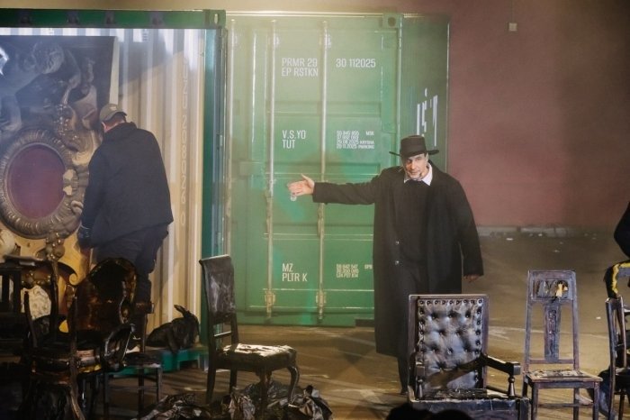 Сцена из спектакля «Все тут». Фото: zimamagazine.com