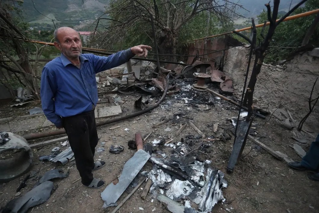 Мужчина показывает дом, разрушенный во время обстрела азербайджанскими войсками. Гадрут, Нагорный Карабах. Фото: Reuters