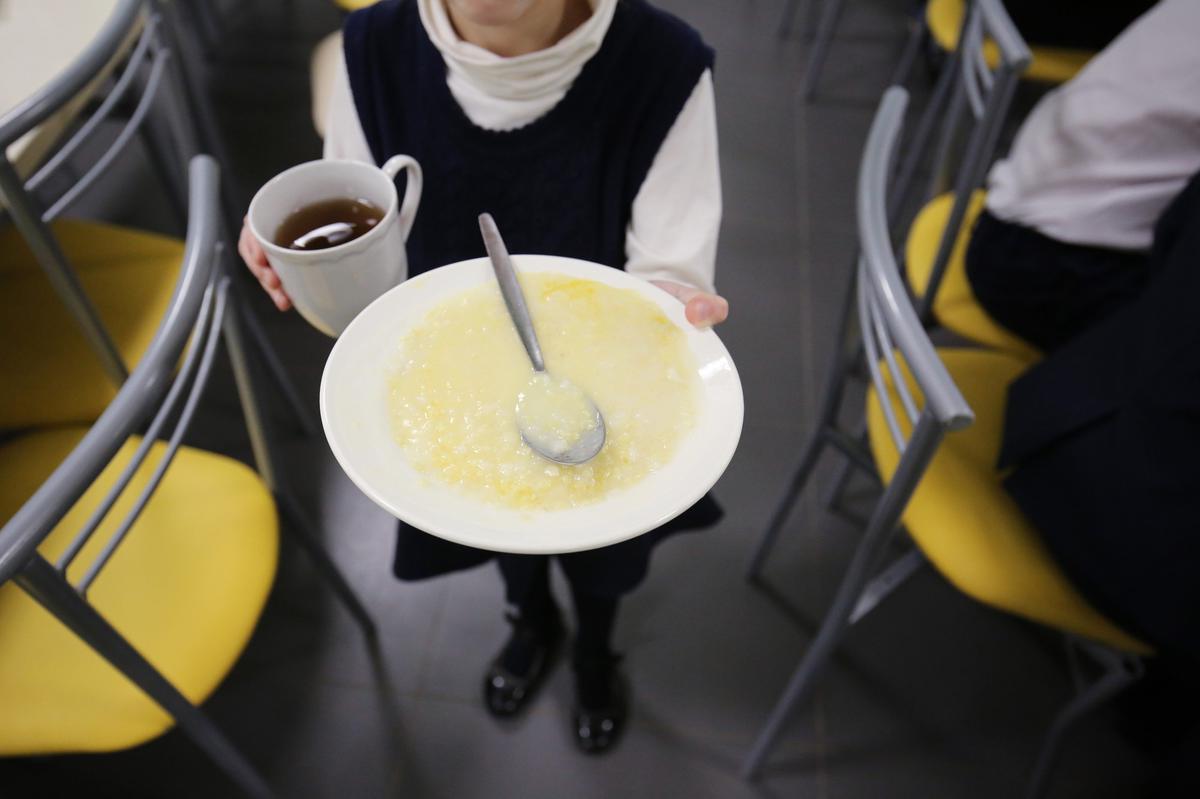 Умышленное уменьшение порций и качества ингредиентов — просто классика общепитовского воровства, которое процветает и в школьных столовых. Фото: РИА Новости