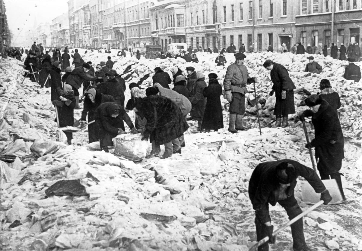 Ленинградцы чистят снег, зима 1942 года. Фото: Sovfoto / Universal Images Group via Getty Images