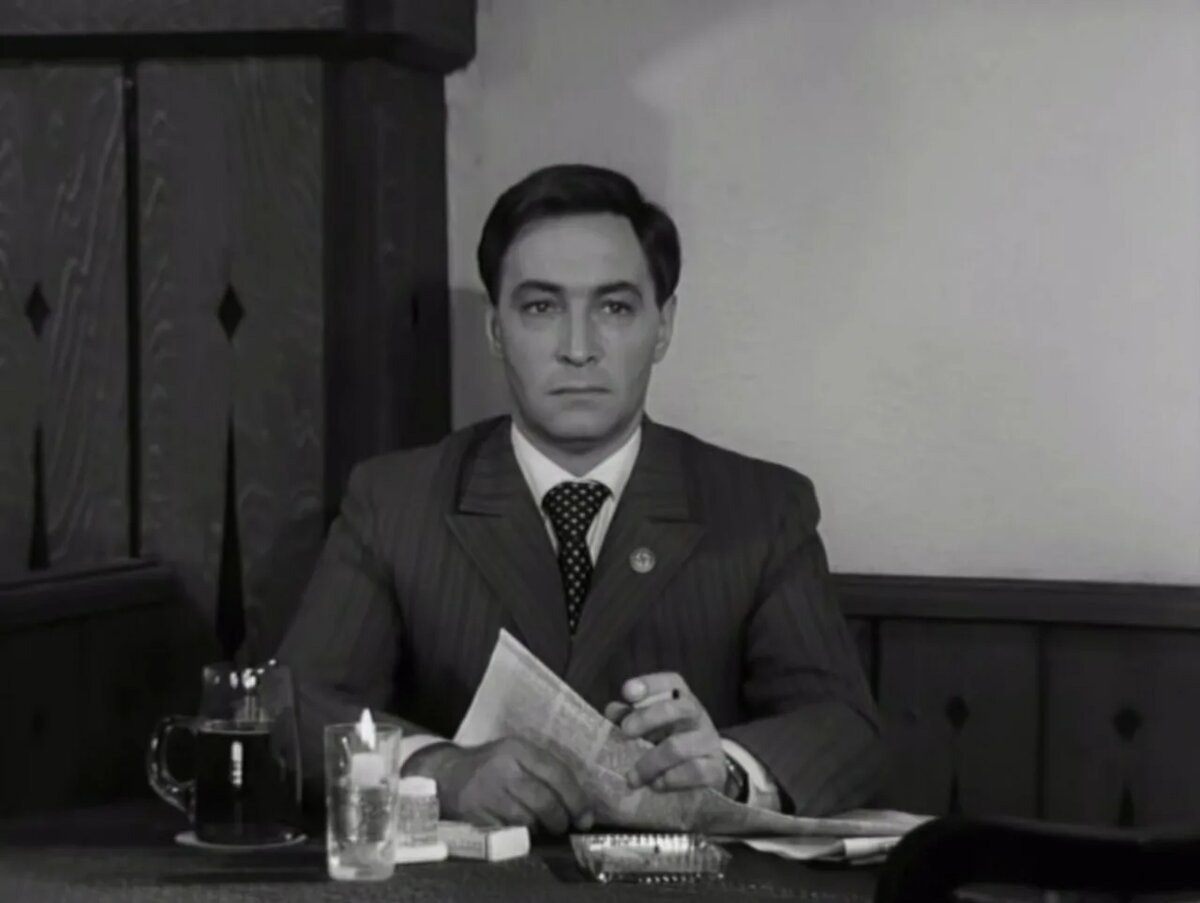 На цифровых каналах замазана квадратиками сигарета в руках у Штирлица. И начинаешь думать, что он там курил? Может, мы раньше не замечали? Скриншот из видео