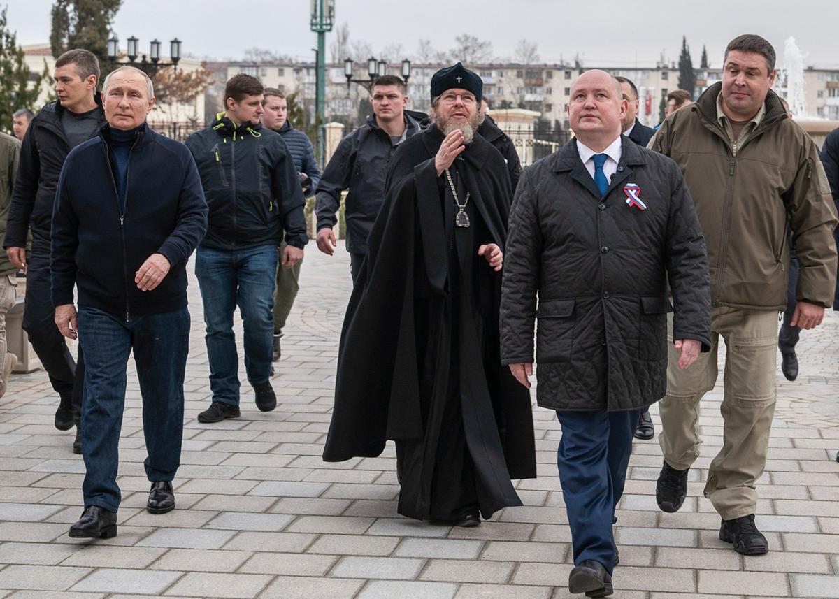 Владимир Путин, митрополит Тихон (Шевкунов) и губернатор Севастополя Михаил Развожаев во время посещения историко-археологического парка «Херсонес Таврический». Фото: Пресс-служба губернатора Севастополя / ТАСС