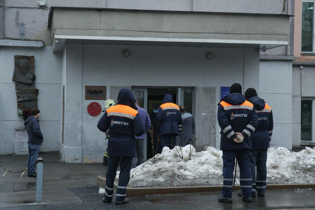 Сотрудники Мосгаза возле входа в здание. Фото: Светлана Виданова / «Новая газета»
