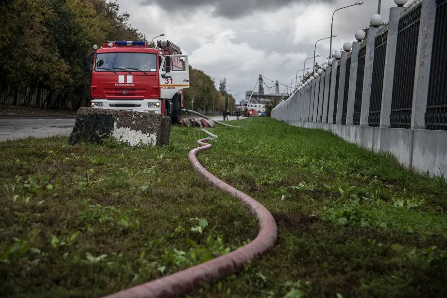 Локализовать возгорание удалось лишь к 6 утра. Фото: Влад Докшин / «Новая газета»