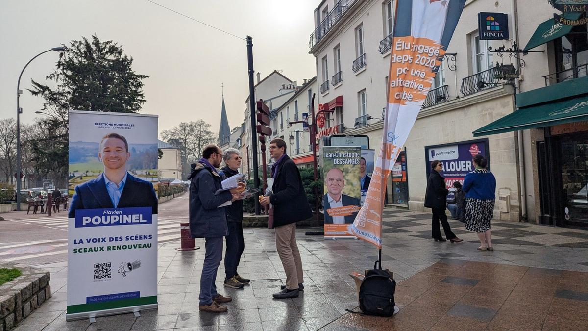 Агитация в пригороде Парижа. Фото: Юрий Сафронов / «Новая газета»