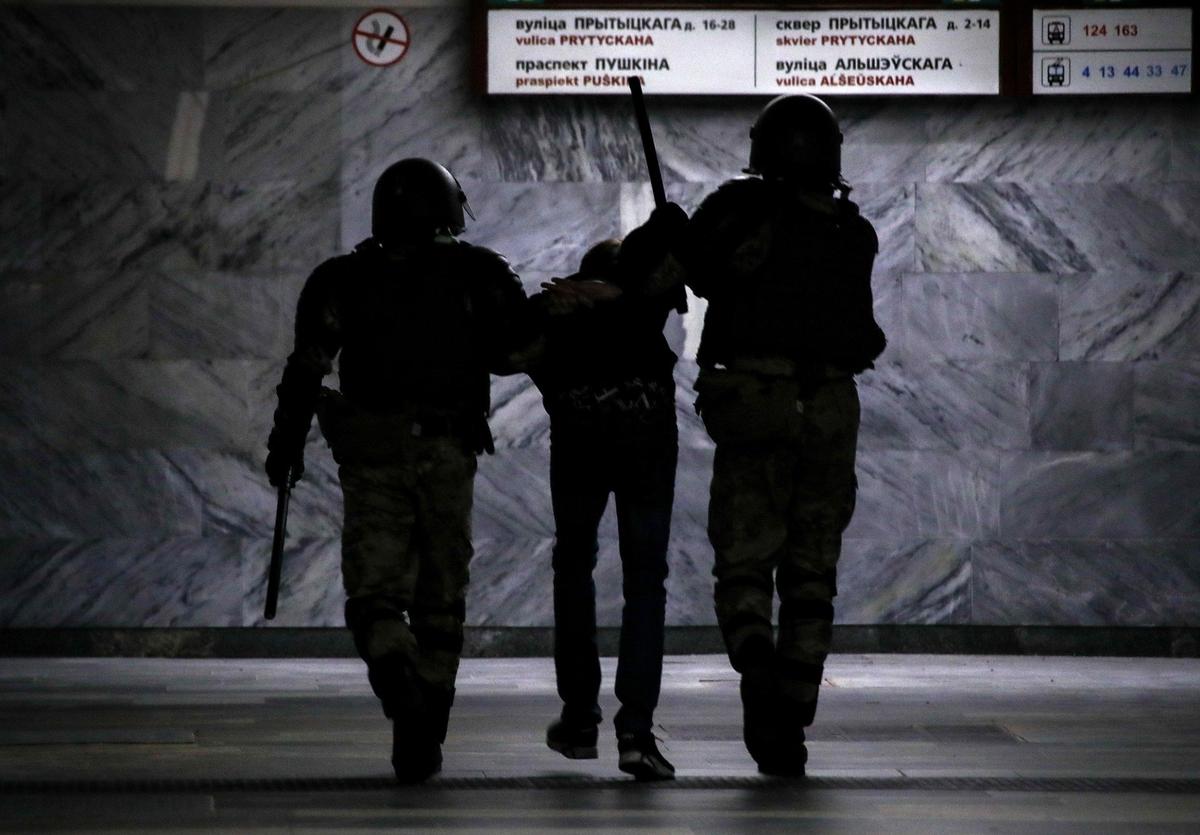 Минск. Станция метро Пушкинская. Задержание участника акции против нелегитимных выборов в Беларуси, 2020 год. Фото: Валерий Шарифулин / ТАСС