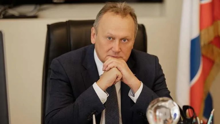 Глава администрации района Геннадий Орлов, чьей отставки добивались жители, ушел, но его «уговорили остаться»