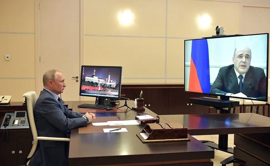 Президент Владимир Путин слушает доклад премьера Михаила Мишустина, который тот начал с объявления о заболевании коронавирусом. Фото: kremlin.ru