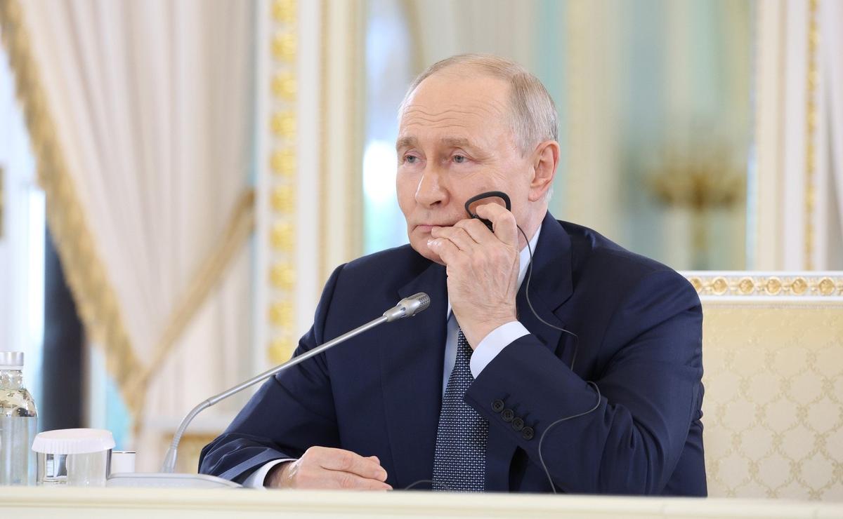 Владимир Путин дает интервью руководителям иностранных информагентств в Петербурге на полях ПМЭФ. Фото: пресс-служба Кремля