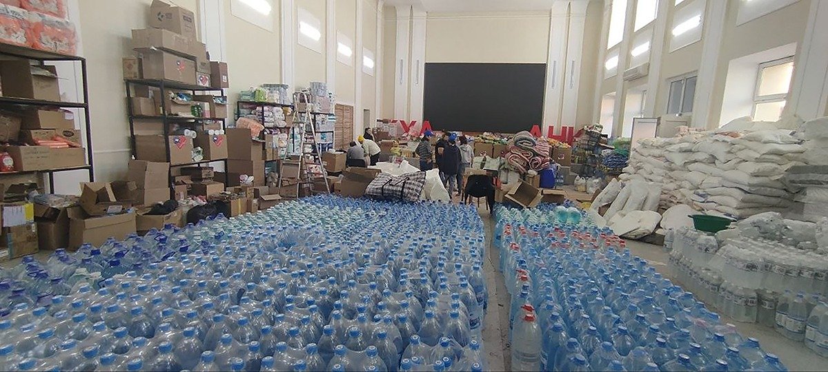 Пункт сбора гумманитарной помощив в здании Ассамблеи народов Казахстана. Фото: Никита Телиженко