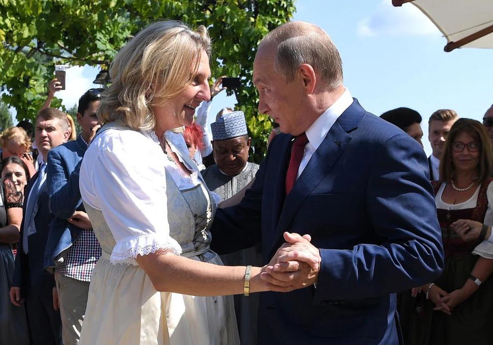 Путин и Кнайсль на свадьбе последней в Австрии. Фото: EPA