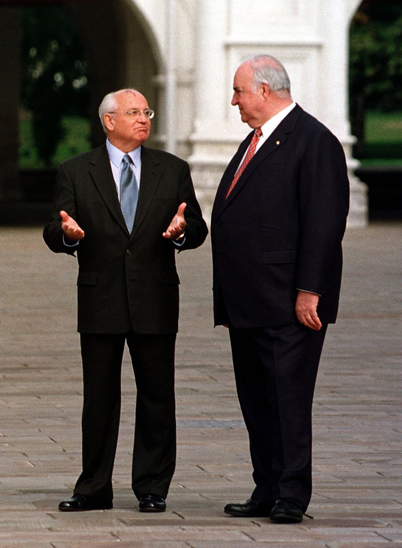 Михаил Горбачев и федеральный канцлер ФРГ Гельмут Коль. Фото: PhotoXpress
